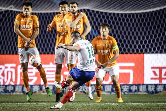 西甲-莱万多夫斯基帽子戏法 巴萨4-2瓦伦西亚